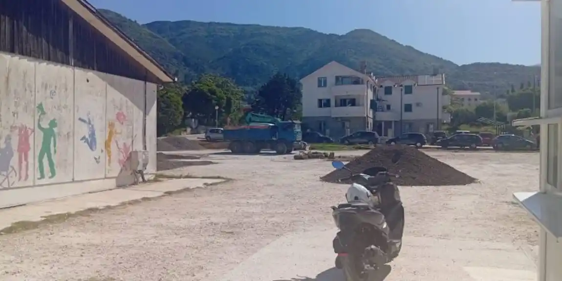 Tivat: Počelo uređenje parkinga u Đačkoj ulici