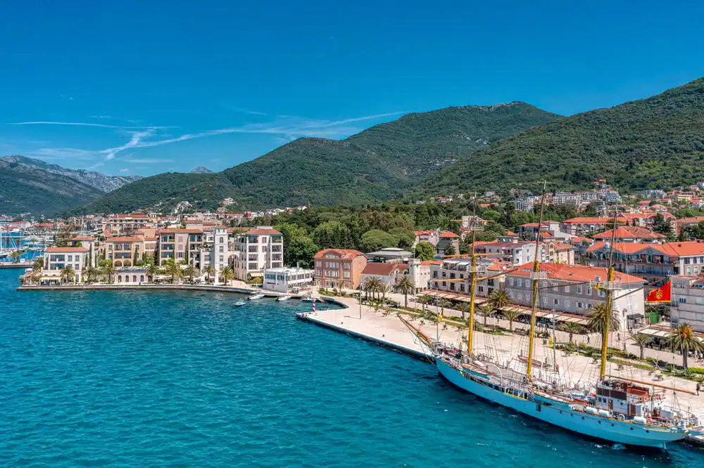 U Tivtu odmara skoro tri hiljade turista