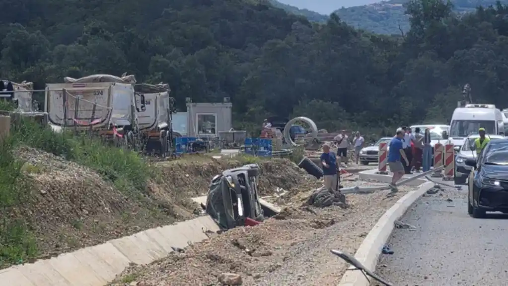 Udes u Lastvi Grbaljskoj: Vozilo završilo na krovu, jedna osoba povrijeđena