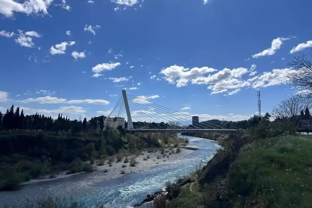 Sunčano i toplo, na sjeveru pojačan sjeverni vjetar