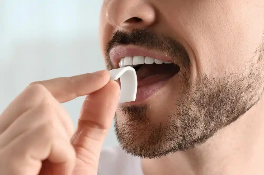 Žvakaće gume – korisne za zube, ali novo istraživanje upozorava da mogu oslobađati mikroplastiku u pljuvačku