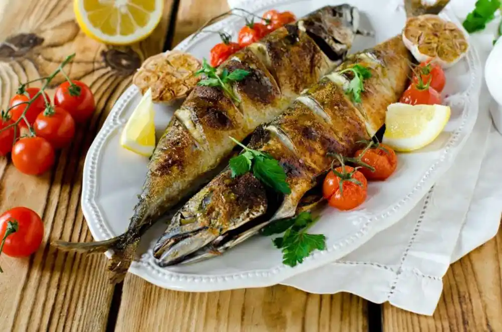 Aromatična pečena skuša s orasima i nanom