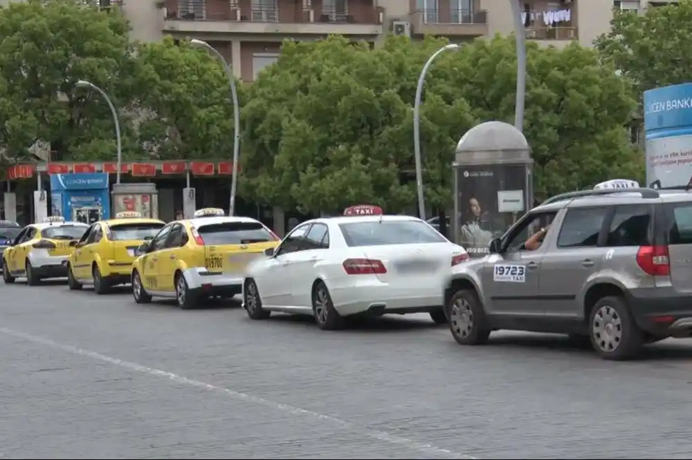Dok se uže gradsko jezgro “oslobađa” automobila, taksisti ostaju bez prostora za rad