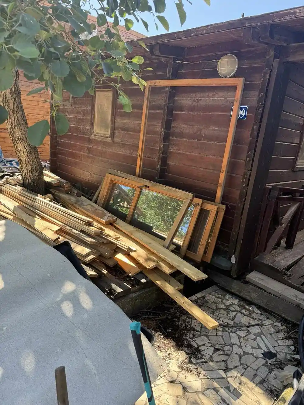 Drama na Bojani: Vlasnici se zaključali u kućice, jedan prijetio da će se zapaliti