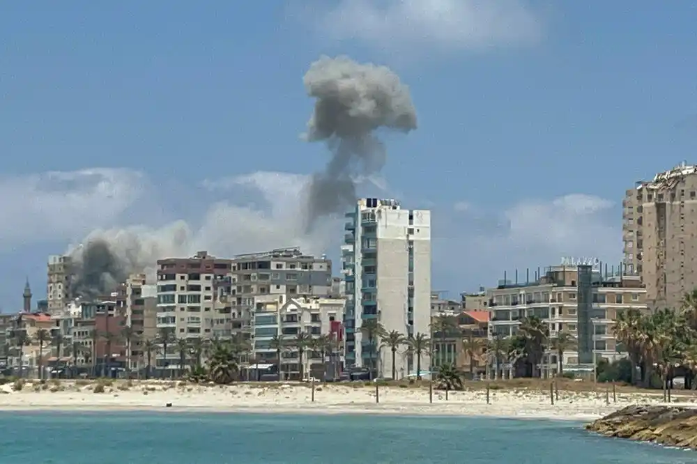 Izrael ubio osam osoba u napadu na Liban; SAD spasile posadu helikoptera kod Hormuza