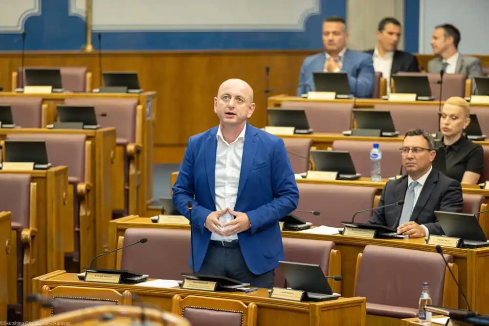 Knežević oštro o Saši Mujoviću: Nije Podgorica prćija trećeešalonaca Duška Markovića koji su dobili benefite države dok smo mi bili progonjeni; Ipak je ovo malo i naš grad