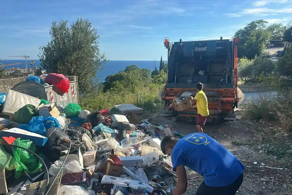 Komunalci uklonili divlju deponiju u Perazića dolu