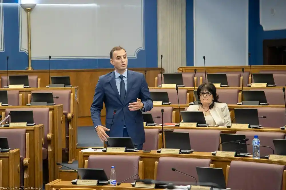 Konatar: Država od svakog litra benzina uzima 54,9 centi, a od dizela 44 centa