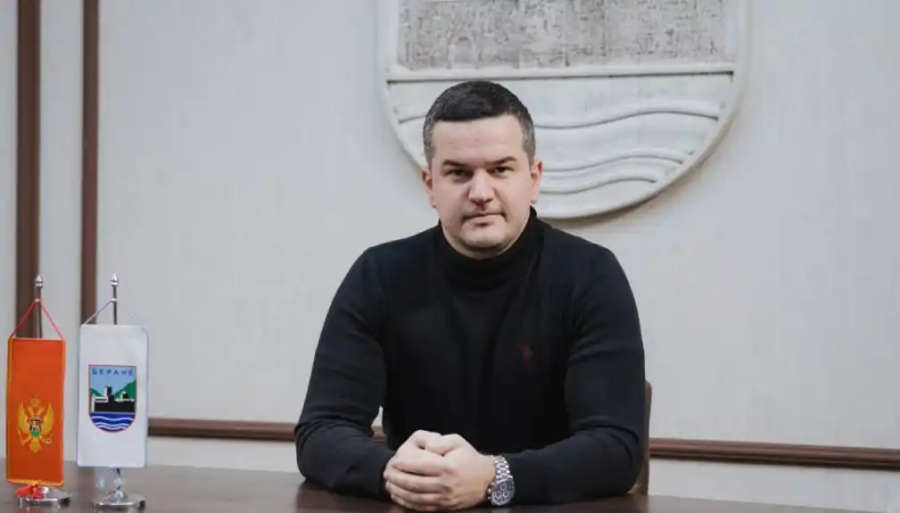 Lutovac: Crnogorska trobojka istorijska zastava, žalosno da se zbog nje izmješta Ljetnja škola