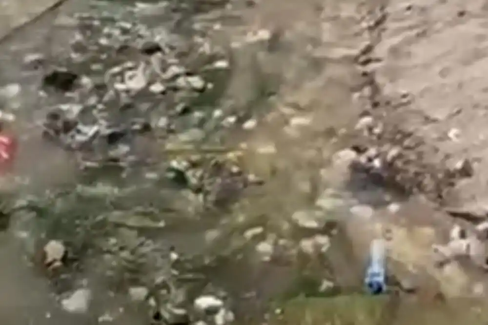 Morsko dobro: Fekalije se izlile u kanal koji vodi u more na Slovenskoj plaži