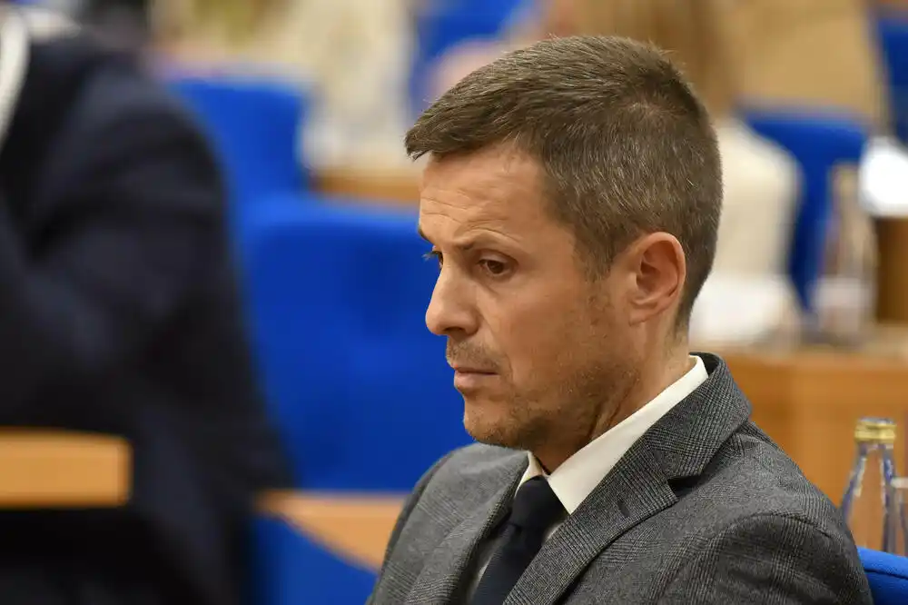 Mujović ne može u veće poslove bez Skupštine: Ko upravlja Podgoricom – gradonačelnik ili većina koja je izabrala Perića
