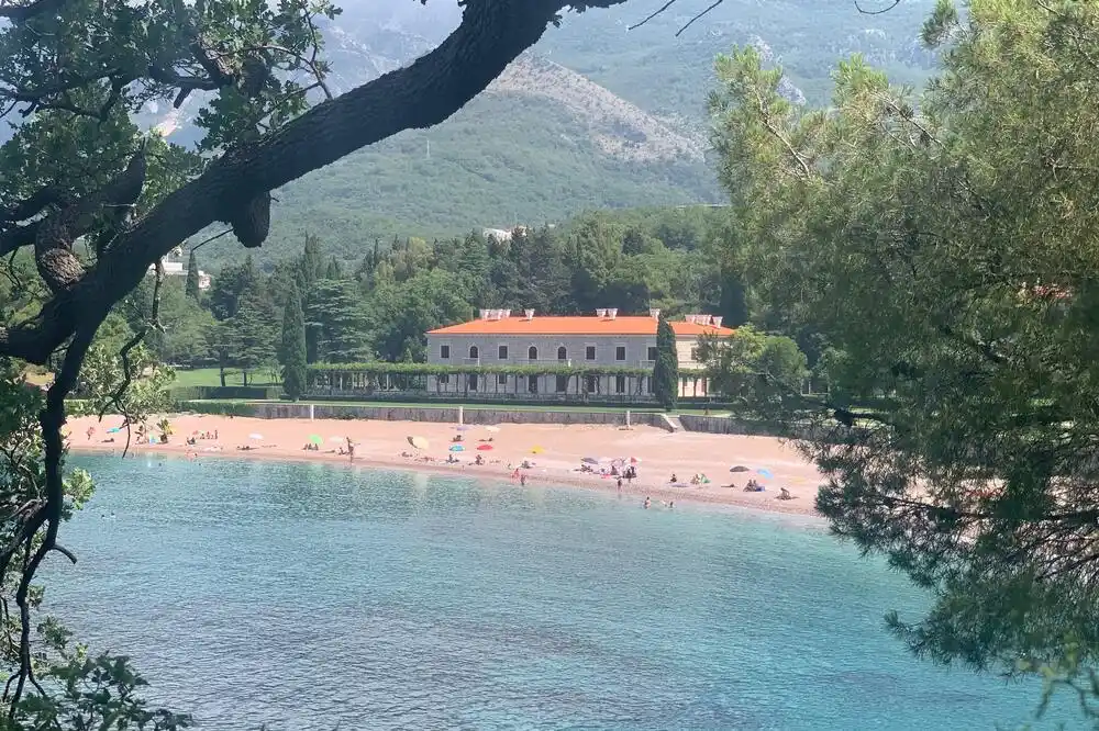 MZ Sveti Stefan podnijela zahtjev: Komunalna inspekcija da ukloni kapiju sa Kraljičine plaže