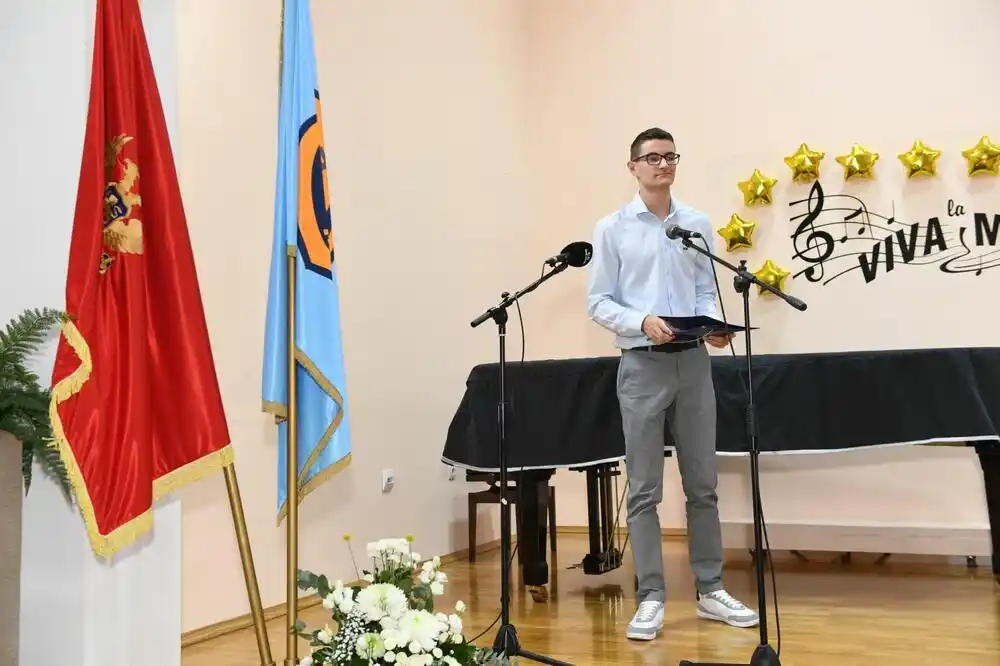 Nagrađeni najuspješniji tivatski učenici; Komnenović: Uspjehom ove djece vraćamo se na stare slavne staze