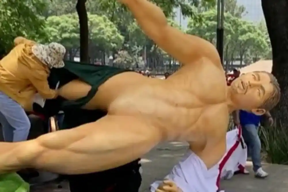 Protest prosvjetnih radnika u Meksiko Sitiju: Demonstranti su rušili statue fudbalera i skidali im odjeću