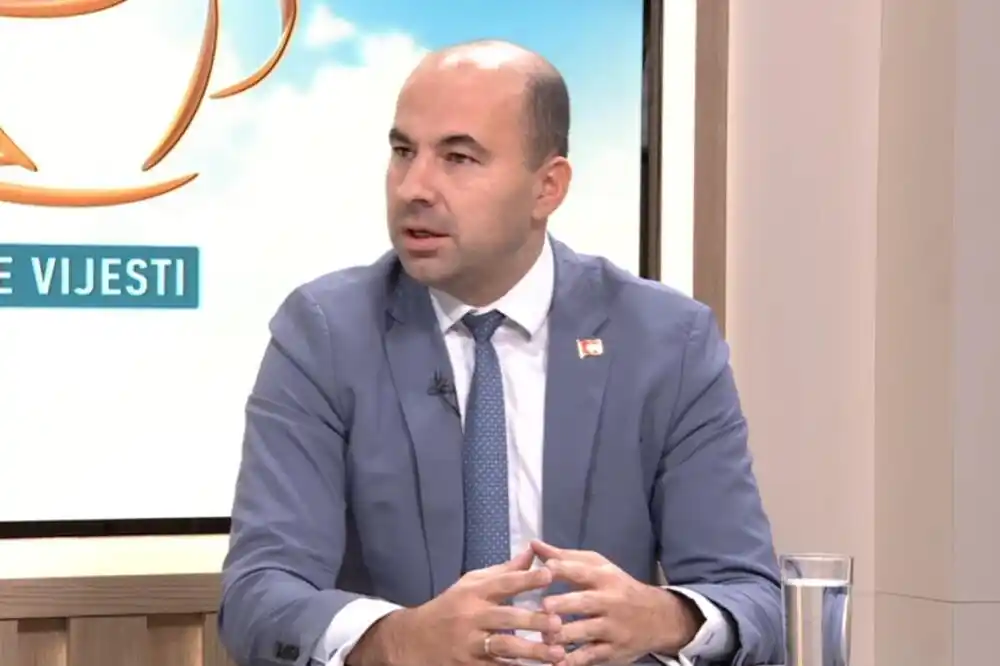 Rađenoviću odbijen ulazak u Srbiju, jedinom iz putničkog autobusa