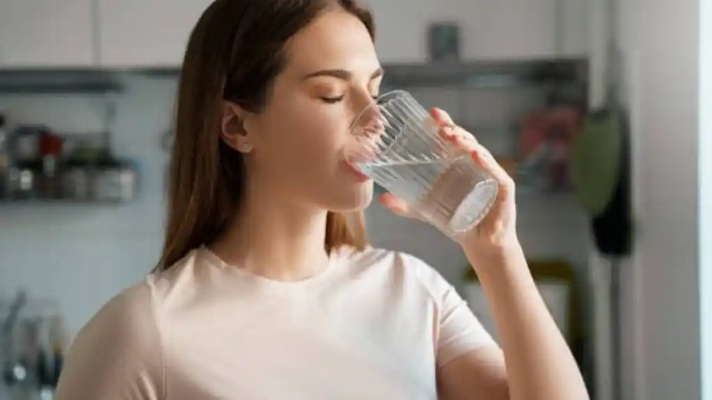 Šta ispijanje čaše vode ujutro može napraviti za vašu energiju i probavu