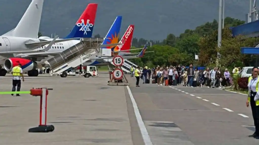 Tivat: Policija provjerava 90 srpskih državljana koji su čarter letom doputovali iz Beograda