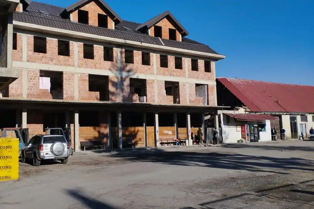 Turistički centar i dalje bez autobuske stanice: Već 18 godina prostor u Kolašinu se formalno tretira kao stajalište