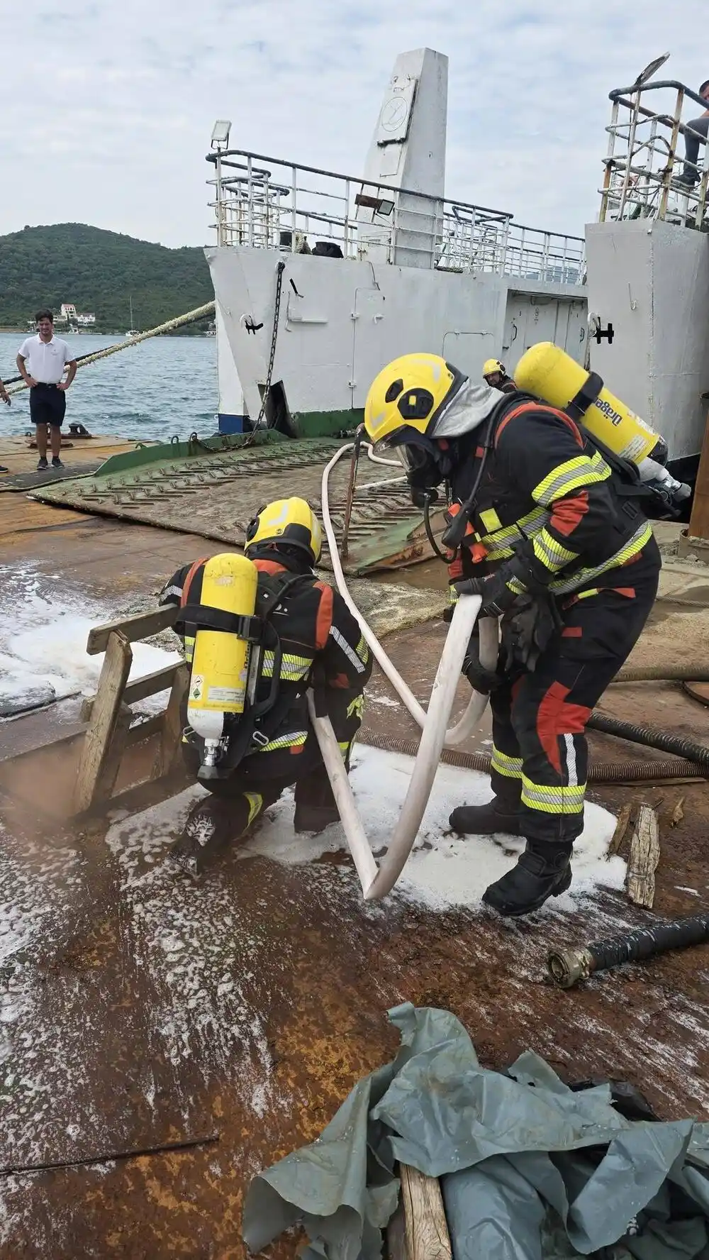 U Tivatskom zalivu održana vatrogasno-spasilačka vježba gašenja požara na zapaljenom brodu