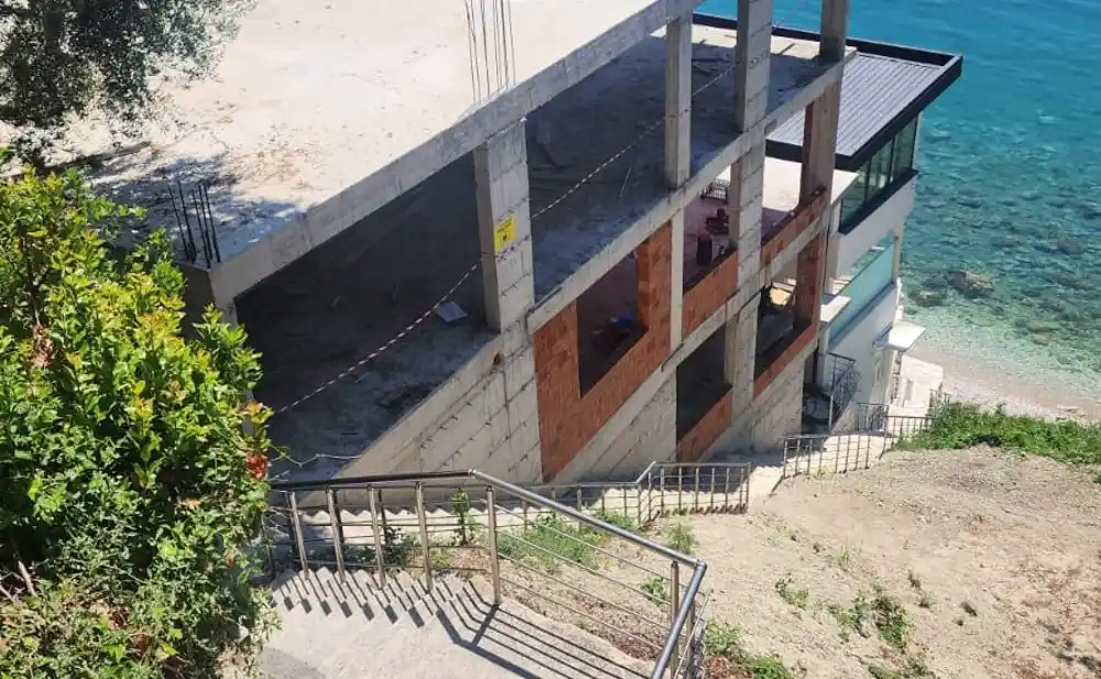 Ulcinj: Krivične prijave protiv dvije osobe zbog nelegalne gradnje, nastavili radove uprkos zabrani