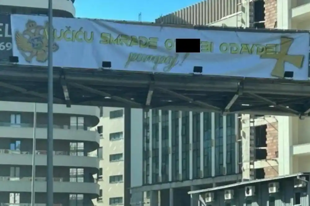 Uvredljivi transparenti za Vučića na primorju