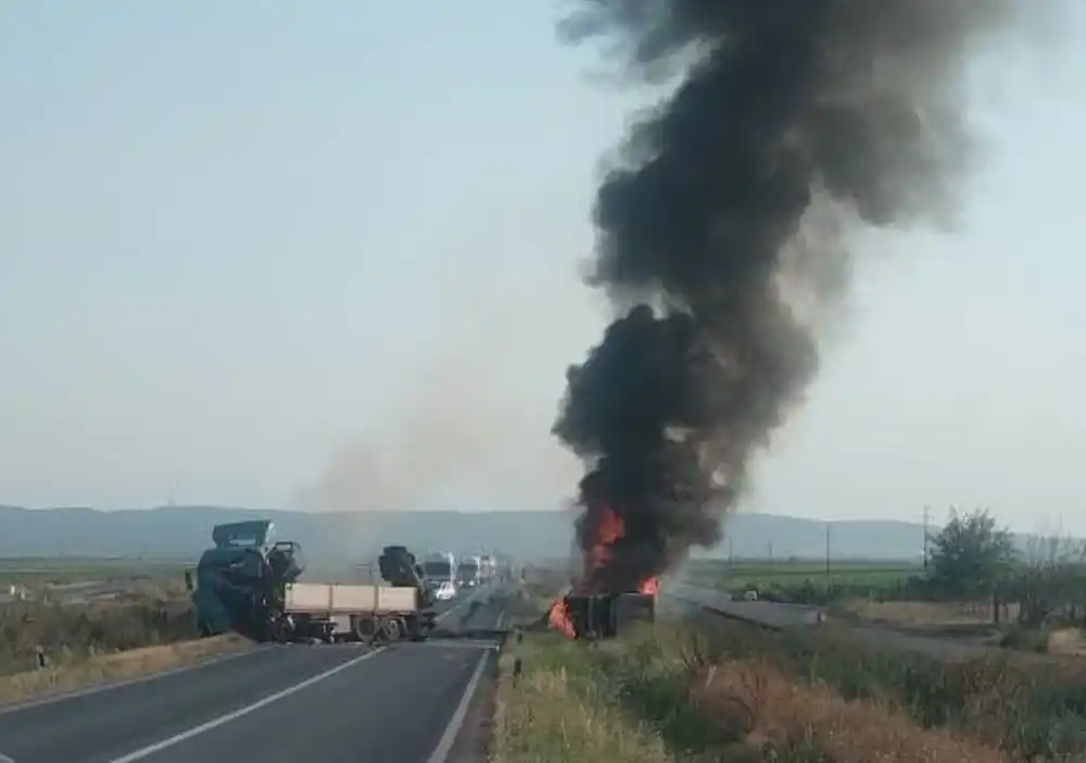 Vozač kamiona živ izgorio: Jeziv sudar na putu Irig – Ruma dobio tragičan epilog, čovek nastradao u zapaljenom vozilu