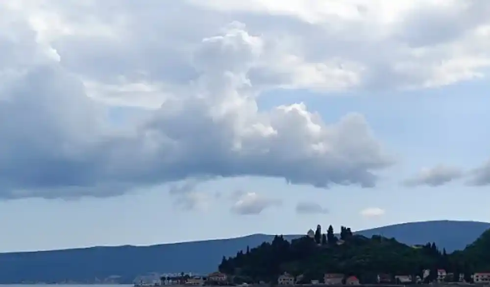 Sunčani intervali, a od sredine dana kiša i grmljavina