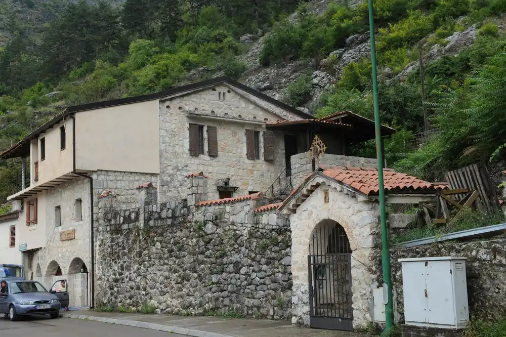 Vuković Kuč: Devastacija kuće Svetog Petra Cetinjskog na Rijeci Crnojevića traje decenijama pod okriljem MCP SPC