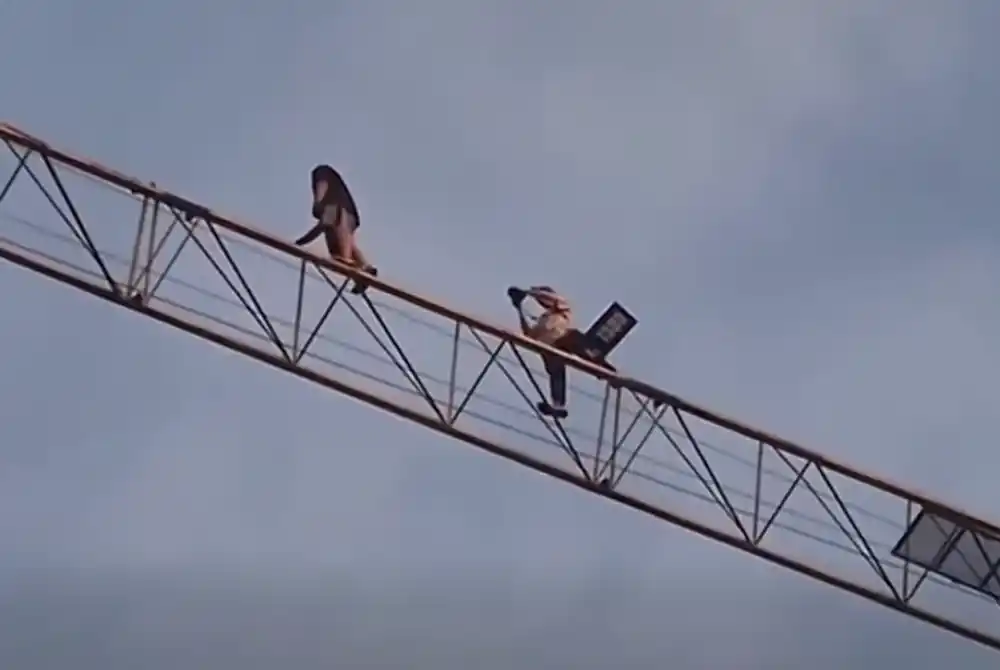 Zabrinjavajuće scene na primorju: Stranci se penju po kranu da bi se snimali za Instagram