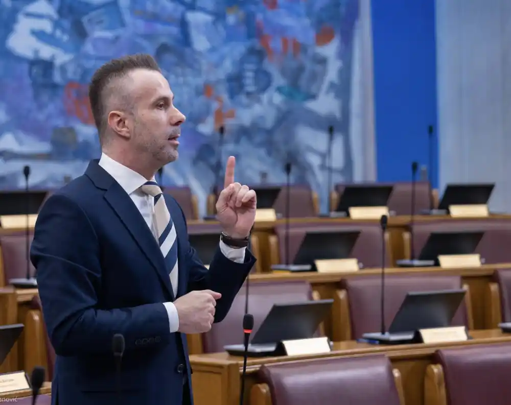 Bogdanović poručio DPS-u: Radnik bi morao da radi 5.000 godina da zaradi ono što je Blažo Đukanović za godinu