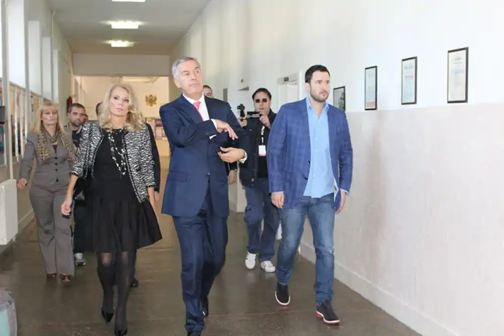 Bogdanović: Đukanović za samo godinu prihodovao 14 miliona eura, toliko 55 radnika zaradi od 20. do 60. godine života