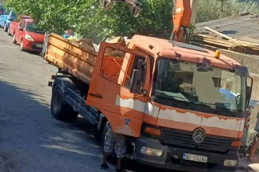 Budva: Pauk služba pomjerala automobile da bi komunalci ispraznili kontejnere