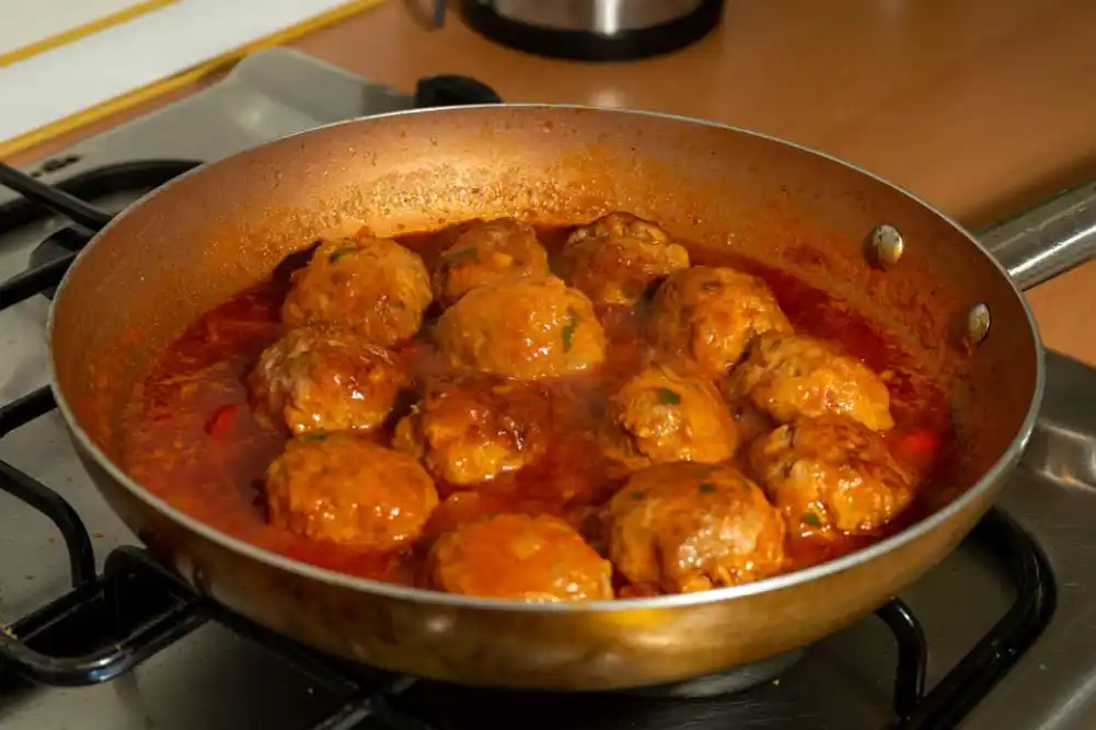 Domaće ćufte u paradajz sosu: Recept za sočne zalogaje kao iz bakine kuhinje