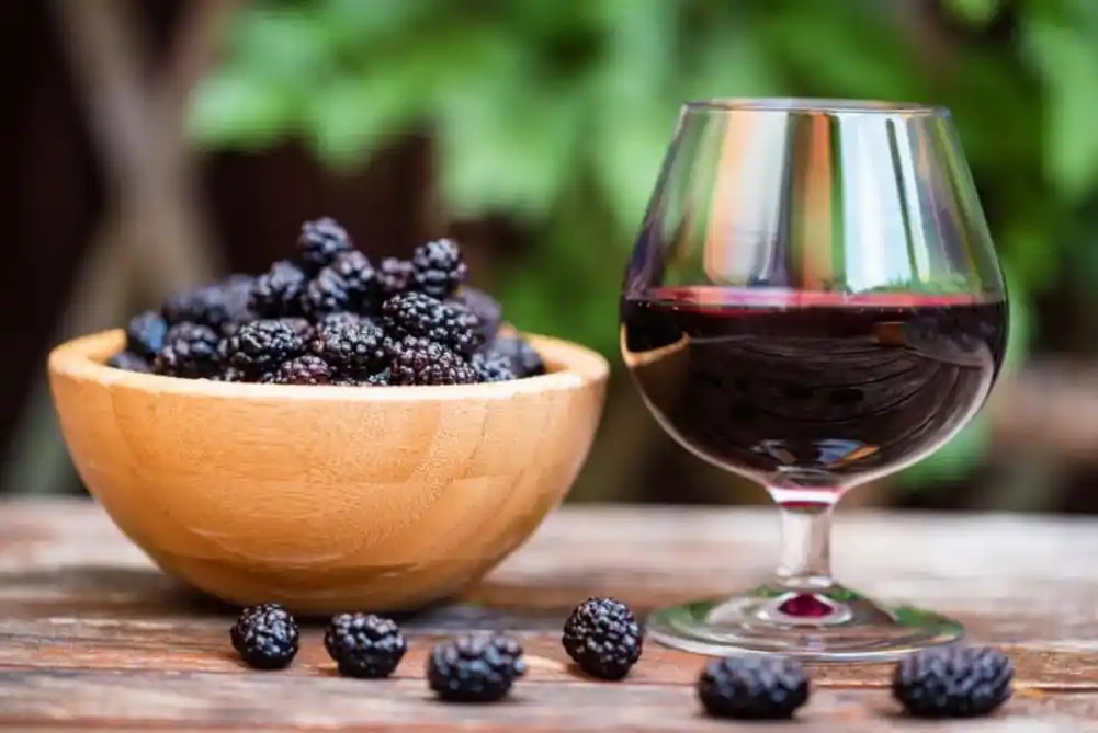 Domaće vino od kupina po starinskom receptu: Potrebna su samo 2 sastojka, a ukus osvaja već na prvi gutljaj