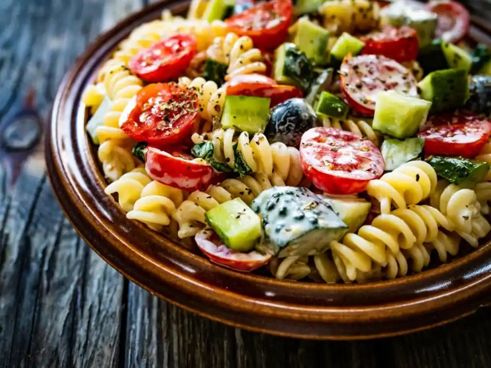 Grčka salata sa tjesteninom: Lagani ljetnji obrok pun ukusa