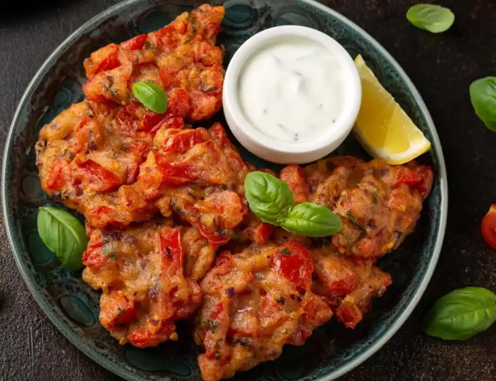 Grčki uštipci s paradajzom i feta sirom: Hrskavi zalogaji puni mediteranskog okusa