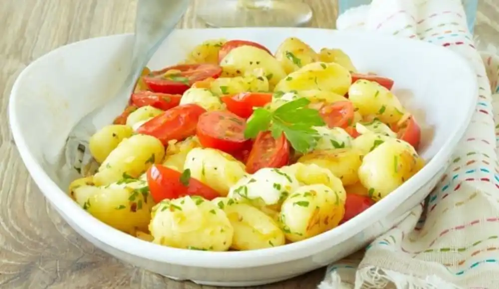 Hrskava salata sa njokama iz air fryera: Brz i ukusan obrok