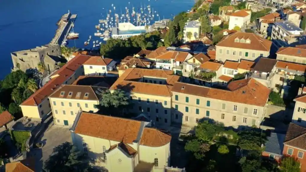 Igalo: Zabranjeno kretanje u kupaćem kostimu kroz parkove i gradske ulice