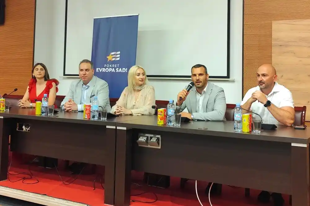 „Jadran“ neće zatvoriti vrata EU: Gorčević i Ivanović na tribini u Tivtu o školskom brodu i odnosima sa Hrvatskom
