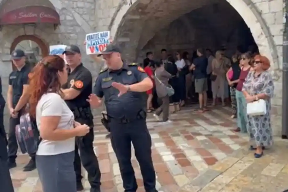 Kotor: Mještani Dobrote protestovali ispred Starog grada jer im iz slavina teče slana voda