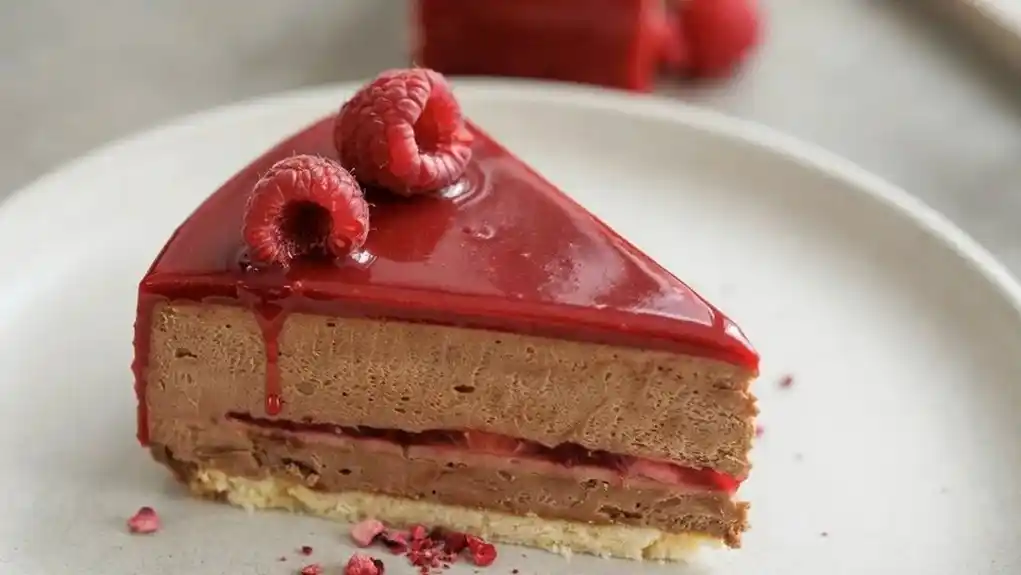 Kremasta torta bez pečenja sa krem bananicama i voćem