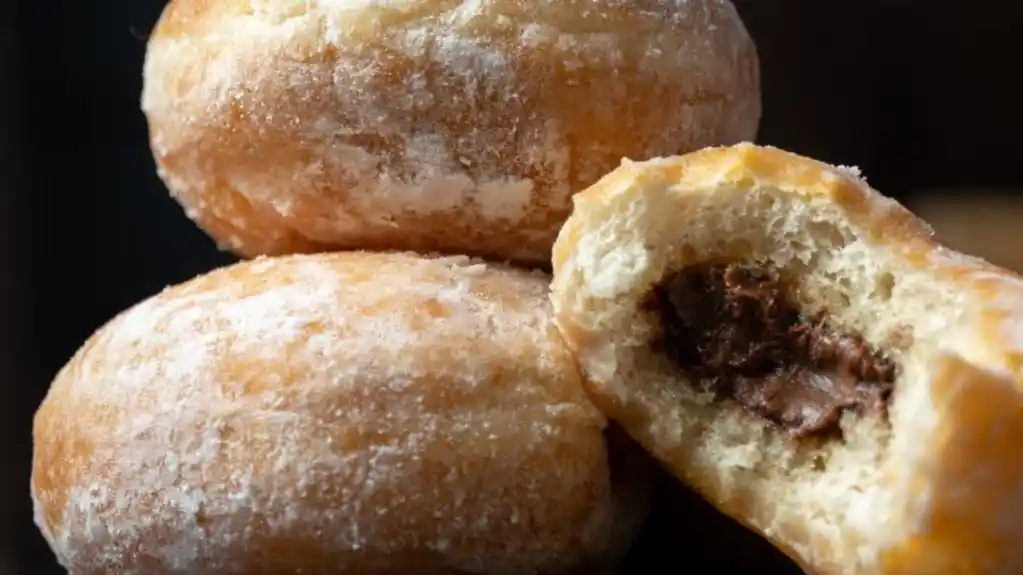 Krofne punjene čokoladnim kremom, mekane i vazdušaste