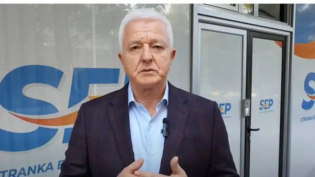 Marković: Ne mogu se zaogrnuti ahmedijom izjednačiti poštovaoci i negatori