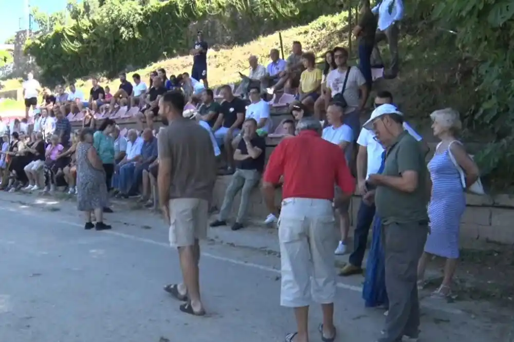 Mještani Spuža organizovali zbor: Tvrde da se u Zetu ispuštaju fekalije i drugi otpad sa farme svinja