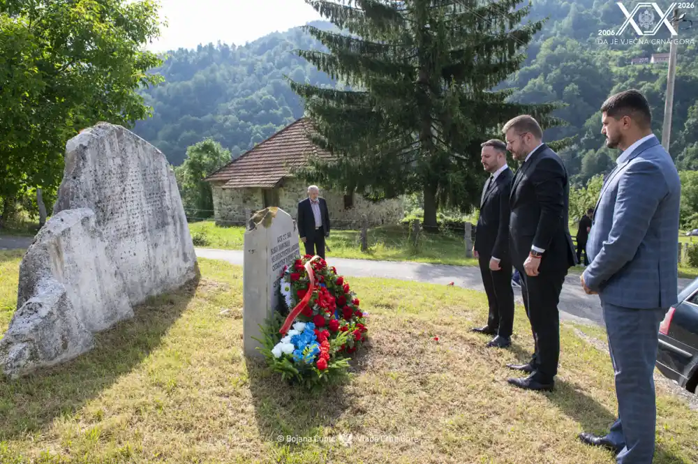 Momo Koprivica položio vijenac na spomen-obilježje u Velici