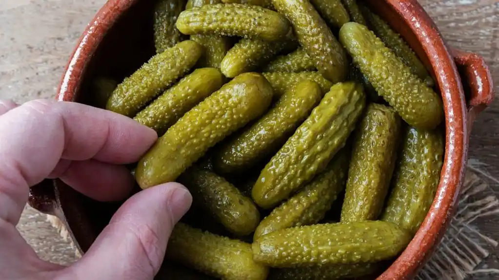 Najukusniji slatko-kiseli krastavci za zimnicu – hrskavi i puni okusa