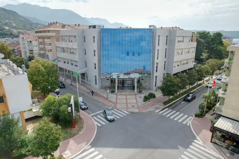 Naplata komunalija loša, ali u kasi više novca: Završni račun budžeta Opštine Tivat za 2025. pokazao pozitivan saldo