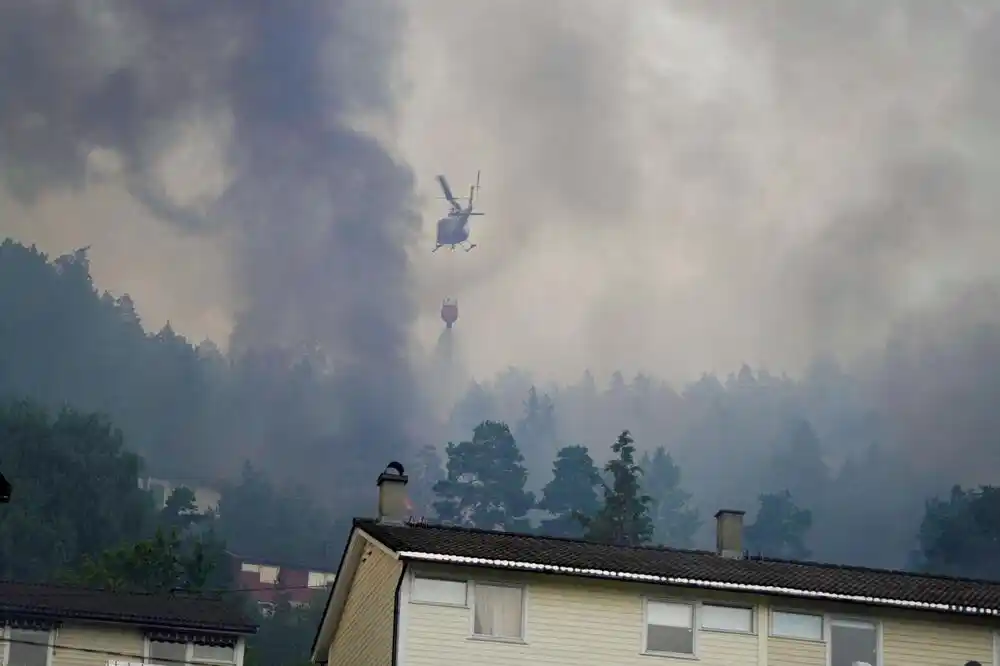 Nikad veći požar u Norveškoj, izbio u gradu, proširio se na okolnu šumu, 100 kuća izgorelo