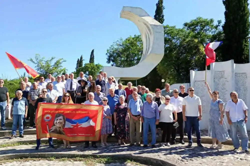 Položili cvijeće na Spomenik palih boraca u Golubovcima