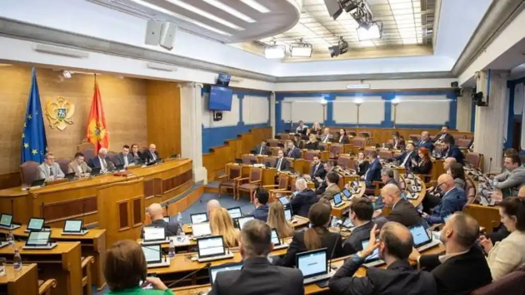 Poslanici danas nastavljaju raspravu o promjenama Ustava